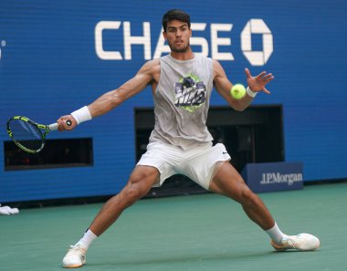 NEW YORK - 27 AUGust 2023: New York 'taki Billie Jean King Ulusal Tenis Merkezi' nde düzenlenen 2023 ABD Açık 'ta İspanya' dan profesyonel tenisçi Carlos Alcaraz