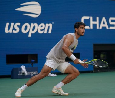 NEW YORK - 27 AUGust 2023: New York 'taki Billie Jean King Ulusal Tenis Merkezi' nde düzenlenen 2023 ABD Açık 'ta İspanya' dan profesyonel tenisçi Carlos Alcaraz