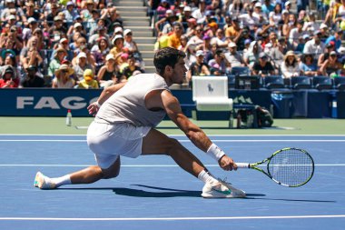 NEW YORK - 27 AUGust 2023: New York 'taki Billie Jean King Ulusal Tenis Merkezi' nde düzenlenen 2023 ABD Açık 'ta İspanya' dan profesyonel tenisçi Carlos Alcaraz