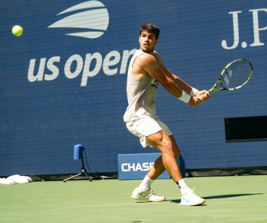 NEW YORK - 27 AUGust 2023: New York 'taki Billie Jean King Ulusal Tenis Merkezi' nde düzenlenen 2023 ABD Açık 'ta İspanya' dan profesyonel tenisçi Carlos Alcaraz