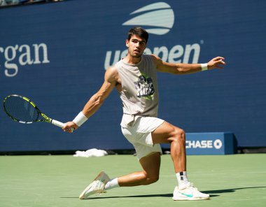 NEW YORK - 27 AUGust 2023: New York 'taki Billie Jean King Ulusal Tenis Merkezi' nde düzenlenen 2023 ABD Açık 'ta İspanya' dan profesyonel tenisçi Carlos Alcaraz
