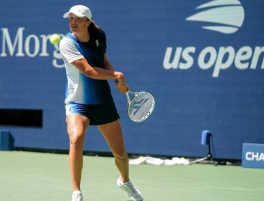 NEW YORK - 27 AUGust 2023: New York 'taki Billie Jean King Ulusal Tenis Merkezi' nde düzenlenen 2023 ABD Açık antrenmanı sırasında Polonyalı profesyonel tenisçi Iga Swiatek