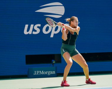 NEW YORK - 27 AUGust 2023: New York 'taki Billie Jean King Ulusal Tenis Merkezi' nde düzenlenen 2023 ABD Açık antrenmanı sırasında Belaruslu profesyonel tenisçi Aryna Sabalenka