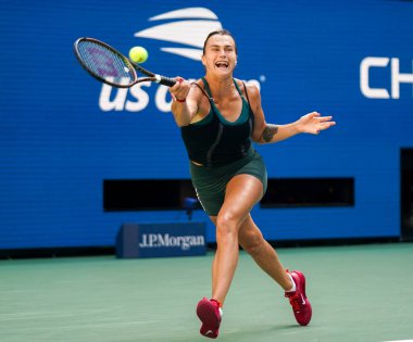 NEW YORK - 27 AUGust 2023: New York 'taki Billie Jean King Ulusal Tenis Merkezi' nde düzenlenen 2023 ABD Açık antrenmanı sırasında Belaruslu profesyonel tenisçi Aryna Sabalenka