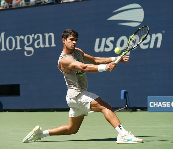 NEW YORK - 27 AUGust 2023: New York 'taki Billie Jean King Ulusal Tenis Merkezi' nde düzenlenen 2023 ABD Açık 'ta İspanya' dan profesyonel tenisçi Carlos Alcaraz