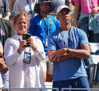 NEW YORK - SEPTEMBER 3, 2023: Ben Shelton 'ın ebeveynleri Lista Shelton (L) ve Bryan Shelton, oğullarının ABD' li Tommy Paul 'e karşı oynadıkları 2023 ABD Açık' ta oynadıkları Billie Jean King Ulusal Tenis Merkezi 'nde oynadıkları 16' ncı maç sonrasında kazandıkları galibiyeti kutluyorlar.