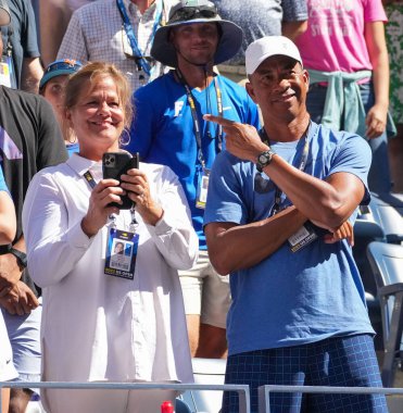 NEW YORK - SEPTEMBER 3, 2023: Ben Shelton 'ın ebeveynleri Lista Shelton (L) ve Bryan Shelton, oğullarının ABD' li Tommy Paul 'e karşı oynadıkları 2023 ABD Açık' ta oynadıkları Billie Jean King Ulusal Tenis Merkezi 'nde oynadıkları 16' ncı maç sonrasında kazandıkları galibiyeti kutluyorlar.