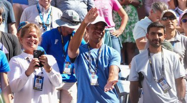 NEW YORK - SEPTEMBER 3, 2023: Ben Shelton 'ın ebeveynleri Lista Shelton (L) ve Bryan Shelton, oğullarının ABD' li Tommy Paul 'e karşı oynadıkları 2023 ABD Açık' ta oynadıkları Billie Jean King Ulusal Tenis Merkezi 'nde oynadıkları 16' ncı maç sonrasında kazandıkları galibiyeti kutluyorlar.