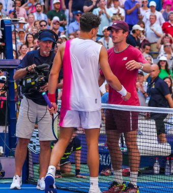 NEW YORK - SEPTEMBER 3, 2023: Profesyonel tenisçiler Ben Shelton (L) ve Tommy Paul, New York 'taki Billie Jean King Ulusal Tenis Merkezi' nde oynanan 2023 ABD Açık 'ta oynanan 16 raundluk maçtan sonra ağdan kucaklaşıyorlar.
