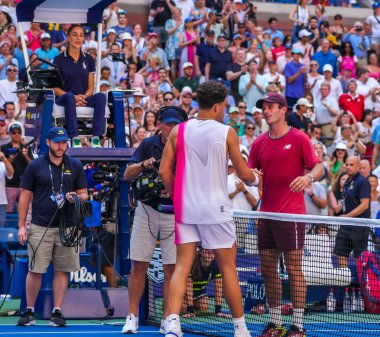 NEW YORK - SEPTEMBER 3, 2023: Profesyonel tenisçiler Ben Shelton (L) ve Tommy Paul, New York 'taki Billie Jean King Ulusal Tenis Merkezi' nde oynanan 2023 ABD Açık 'ta oynanan 16 raundluk maçtan sonra ağdan kucaklaşıyorlar.