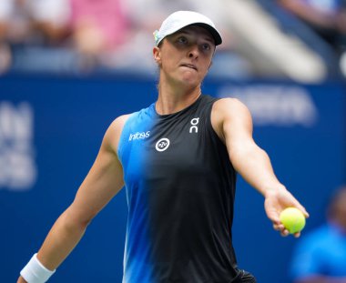 NEW YORK - 28 AUGust 2023: New York 'taki Billie Jean King Ulusal Tenis Merkezi' nde düzenlenen 2023 ABD Açık 'ta İsveçli Rebecca Peterson' a karşı oynanan ilk tur maçında profesyonel tenis oyuncusu Iga Swiatek