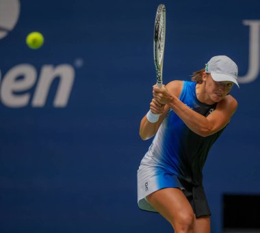 NEW YORK - 28 AUGust 2023: New York 'taki Billie Jean King Ulusal Tenis Merkezi' nde düzenlenen 2023 ABD Açık 'ta İsveçli Rebecca Peterson' a karşı oynanan ilk tur maçında profesyonel tenis oyuncusu Iga Swiatek