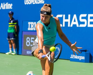 NEW YORK - SEPTEMBER 2, 2023: Çek Cumhuriyeti 'nden profesyonel tenisçi Karolina Muchova, New York' taki Billie Jean King Ulusal Tenis Merkezi 'nde oynanan 2023 ABD Açık' ta Çinli Wang Xinyu 'ya karşı oynadığı 16' ncı turda