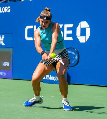NEW YORK - SEPTEMBER 2, 2023: Çek Cumhuriyeti 'nden profesyonel tenisçi Karolina Muchova, New York' taki Billie Jean King Ulusal Tenis Merkezi 'nde oynanan 2023 ABD Açık' ta Çinli Wang Xinyu 'ya karşı oynadığı 16' ncı turda