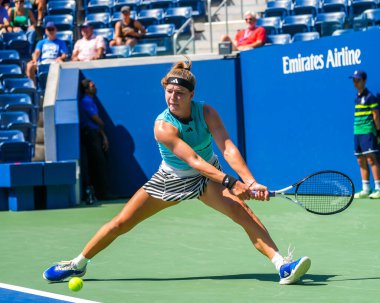 NEW YORK - SEPTEMBER 2, 2023: Çek Cumhuriyeti 'nden profesyonel tenisçi Karolina Muchova, New York' taki Billie Jean King Ulusal Tenis Merkezi 'nde oynanan 2023 ABD Açık' ta Çinli Wang Xinyu 'ya karşı oynadığı 16' ncı turda