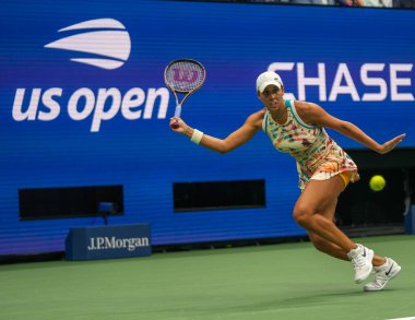 NEW YORK - SEPTEMBER 4, 2023: Profesyonel tenisçi Madison Keys, New York 'taki Billie Jean King Ulusal Tenis Merkezi' nde düzenlenen 2023 ABD Açık 'ta Jessica Pegula' ya karşı oynanan 16 maçlık maçta