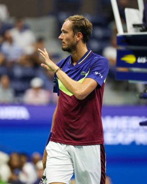 NEW YORK - SEPTEMBER 2, 2023: Rus profesyonel tenisçi Daniil Medvedev, New York 'taki Billie Jean King Ulusal Tenis Merkezi' nde düzenlenen 2023 ABD Açık 'ta Arjantinli Sebastian Baez' e karşı oynadığı üçüncü tur maçında