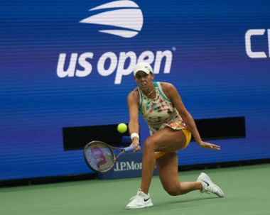 NEW YORK - SEPTEMBER 4, 2023: Profesyonel tenisçi Madison Keys, New York 'taki Billie Jean King Ulusal Tenis Merkezi' nde düzenlenen 2023 ABD Açık 'ta Jessica Pegula' ya karşı oynanan 16 maçlık maçta