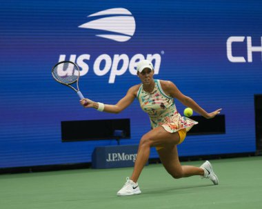 NEW YORK - SEPTEMBER 4, 2023: Profesyonel tenisçi Madison Keys, New York 'taki Billie Jean King Ulusal Tenis Merkezi' nde düzenlenen 2023 ABD Açık 'ta Jessica Pegula' ya karşı oynanan 16 maçlık maçta