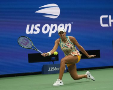NEW YORK - SEPTEMBER 4, 2023: Profesyonel tenisçi Madison Keys, New York 'taki Billie Jean King Ulusal Tenis Merkezi' nde düzenlenen 2023 ABD Açık 'ta Jessica Pegula' ya karşı oynanan 16 maçlık maçta