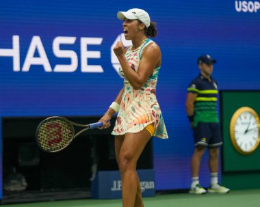 NEW YORK - SEPTEMBER 4, 2023: Profesyonel tenisçi Madison Keys, New York 'taki Billie Jean King Ulusal Tenis Merkezi' nde düzenlenen 2023 ABD Açık 'ta Jessica Pegula' ya karşı oynanan 16 turluk maçın ardından zaferini kutladı