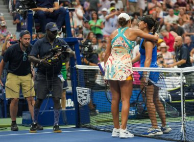 NEW YORK - SEPTEMBER 4, 2023: Profesyonel tenisçiler Madison Keys (L) ve Jessica Pegula, New York 'taki Billie Jean King Ulusal Tenis Merkezi' nde oynanan 2023 ABD Açık 'ta oynanan 16 rauntluk maçın ardından net ile kucaklaşıyorlar.