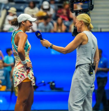 NEW YORK - SEPTEMBER 4, 2023: New York 'taki Billie Jean King Ulusal Tenis Merkezi' nde düzenlenen 2023 ABD Açık 'ta Jessica Pegula' ya karşı oynanan 16 maç sonrasında yapılan mahkeme röportajında profesyonel tenisçi Madison Keys