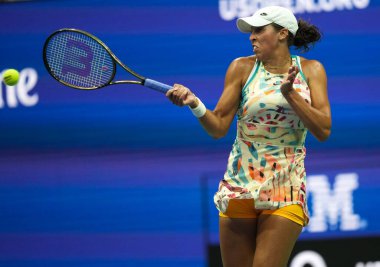 NEW YORK - SEPTEMBER 4, 2023: Profesyonel tenisçi Madison Keys, New York 'taki Billie Jean King Ulusal Tenis Merkezi' nde düzenlenen 2023 ABD Açık 'ta Jessica Pegula' ya karşı oynanan 16 maçlık maçta