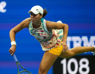 NEW YORK - SEPTEMBER 4, 2023: Profesyonel tenisçi Madison Keys, New York 'taki Billie Jean King Ulusal Tenis Merkezi' nde düzenlenen 2023 ABD Açık 'ta Jessica Pegula' ya karşı oynanan 16 maçlık maçta