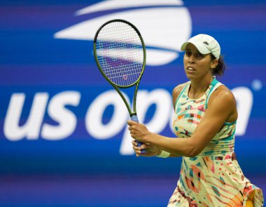 NEW YORK - SEPTEMBER 4, 2023: Profesyonel tenisçi Madison Keys, New York 'taki Billie Jean King Ulusal Tenis Merkezi' nde düzenlenen 2023 ABD Açık 'ta Jessica Pegula' ya karşı oynanan 16 maçlık maçta