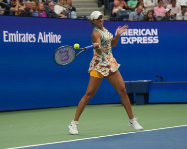 NEW YORK - SEPTEMBER 4, 2023: Profesyonel tenisçi Madison Keys, New York 'taki Billie Jean King Ulusal Tenis Merkezi' nde düzenlenen 2023 ABD Açık 'ta Jessica Pegula' ya karşı oynanan 16 maçlık maçta