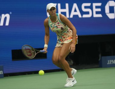 NEW YORK - SEPTEMBER 4, 2023: Profesyonel tenisçi Madison Keys, New York 'taki Billie Jean King Ulusal Tenis Merkezi' nde düzenlenen 2023 ABD Açık 'ta Jessica Pegula' ya karşı oynanan 16 maçlık maçta