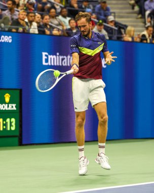 NEW YORK - SEPTEMBER 2, 2023: Rus profesyonel tenisçi Daniil Medvedev, New York 'taki Billie Jean King Ulusal Tenis Merkezi' nde düzenlenen 2023 ABD Açık 'ta Arjantinli Sebastian Baez' e karşı oynadığı üçüncü tur maçında