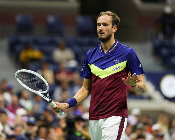NEW YORK - SEPTEMBER 2, 2023: Rus profesyonel tenisçi Daniil Medvedev, New York 'taki Billie Jean King Ulusal Tenis Merkezi' nde düzenlenen 2023 ABD Açık 'ta Arjantinli Sebastian Baez' e karşı oynadığı üçüncü tur maçında