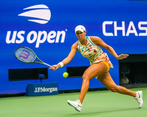 NEW YORK - SEPTEMBER 4, 2023: Profesyonel tenisçi Madison Keys, New York 'taki Billie Jean King Ulusal Tenis Merkezi' nde düzenlenen 2023 ABD Açık 'ta Jessica Pegula' ya karşı oynanan 16 maçlık maçta