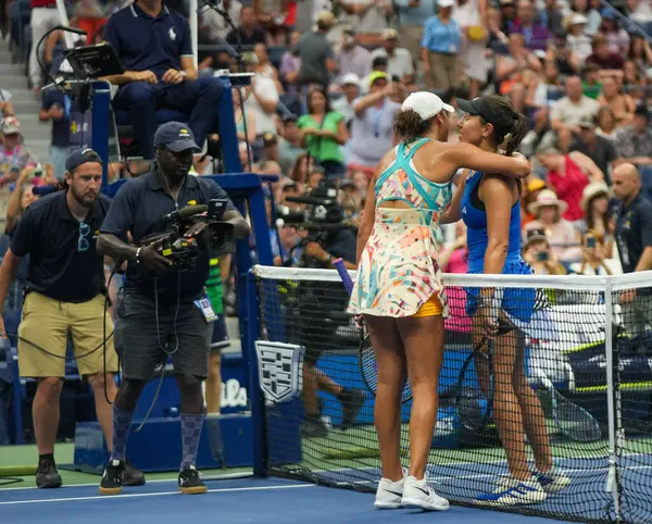 NEW YORK - SEPTEMBER 4, 2023: Profesyonel tenisçiler Madison Keys (L) ve Jessica Pegula, New York 'taki Billie Jean King Ulusal Tenis Merkezi' nde oynanan 2023 ABD Açık 'ta oynanan 16 rauntluk maçın ardından net ile kucaklaşıyorlar.
