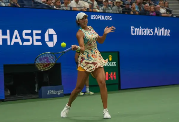 NEW YORK - SEPTEMBER 4, 2023: Profesyonel tenisçi Madison Keys, New York 'taki Billie Jean King Ulusal Tenis Merkezi' nde düzenlenen 2023 ABD Açık 'ta Jessica Pegula' ya karşı oynanan 16 maçlık maçta