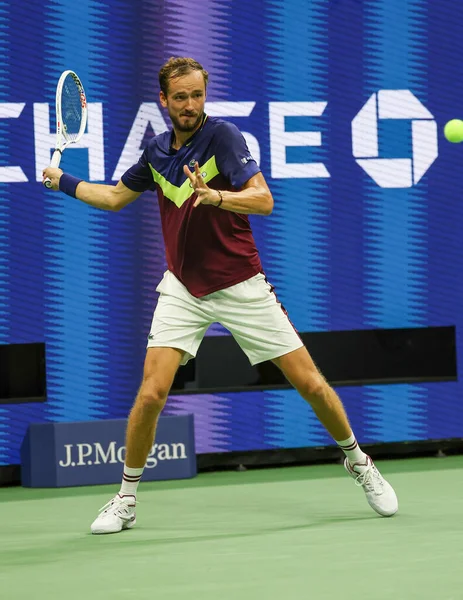 NEW YORK - SEPTEMBER 2, 2023: Rus profesyonel tenisçi Daniil Medvedev, New York 'taki Billie Jean King Ulusal Tenis Merkezi' nde düzenlenen 2023 ABD Açık 'ta Arjantinli Sebastian Baez' e karşı oynadığı üçüncü tur maçında