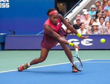 NEW YORK - SEPTEMBER 3, 2023: New York 'taki Billie Jean King Ulusal Tenis Merkezi' nde oynanan 2023 ABD Açık 'ta Danimarkalı Caroline Wozniacki' ye karşı oynanan 16 turluk maçta ABD 'li profesyonel tenisçi Coco Gauff