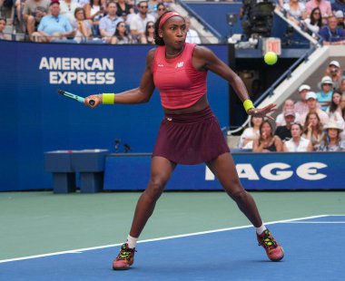 NEW YORK - SEPTEMBER 3, 2023: New York 'taki Billie Jean King Ulusal Tenis Merkezi' nde oynanan 2023 ABD Açık 'ta Danimarkalı Caroline Wozniacki' ye karşı oynanan 16 turluk maçta ABD 'li profesyonel tenisçi Coco Gauff