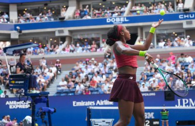 NEW YORK - SEPTEMBER 3, 2023: New York 'taki Billie Jean King Ulusal Tenis Merkezi' nde oynanan 2023 ABD Açık 'ta Danimarkalı Caroline Wozniacki' ye karşı oynanan 16 turluk maçta ABD 'li profesyonel tenisçi Coco Gauff