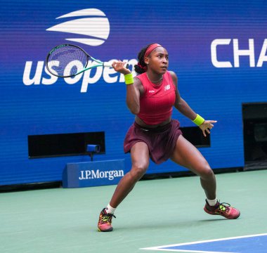 NEW YORK - SEPTEMBER 3, 2023: New York 'taki Billie Jean King Ulusal Tenis Merkezi' nde oynanan 2023 ABD Açık 'ta Danimarkalı Caroline Wozniacki' ye karşı oynanan 16 turluk maçta ABD 'li profesyonel tenisçi Coco Gauff