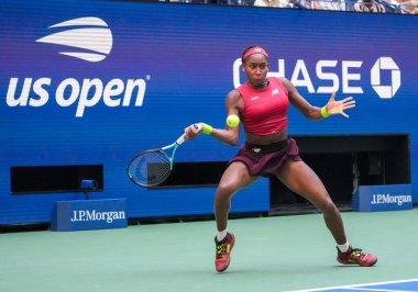 NEW YORK - SEPTEMBER 3, 2023: New York 'taki Billie Jean King Ulusal Tenis Merkezi' nde oynanan 2023 ABD Açık 'ta Danimarkalı Caroline Wozniacki' ye karşı oynanan 16 turluk maçta ABD 'li profesyonel tenisçi Coco Gauff