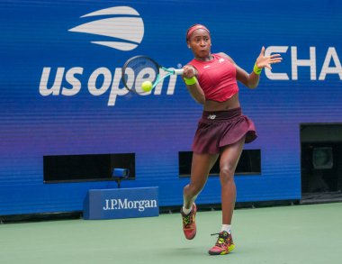 NEW YORK - SEPTEMBER 3, 2023: New York 'taki Billie Jean King Ulusal Tenis Merkezi' nde oynanan 2023 ABD Açık 'ta Danimarkalı Caroline Wozniacki' ye karşı oynanan 16 turluk maçta ABD 'li profesyonel tenisçi Coco Gauff