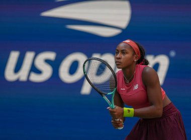 NEW YORK - SEPTEMBER 3, 2023: New York 'taki Billie Jean King Ulusal Tenis Merkezi' nde oynanan 2023 ABD Açık 'ta Danimarkalı Caroline Wozniacki' ye karşı oynanan 16 turluk maçta ABD 'li profesyonel tenisçi Coco Gauff