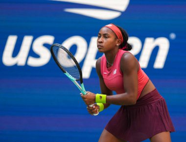 NEW YORK - SEPTEMBER 3, 2023: New York 'taki Billie Jean King Ulusal Tenis Merkezi' nde oynanan 2023 ABD Açık 'ta Danimarkalı Caroline Wozniacki' ye karşı oynanan 16 turluk maçta ABD 'li profesyonel tenisçi Coco Gauff