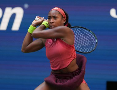 NEW YORK - SEPTEMBER 3, 2023: New York 'taki Billie Jean King Ulusal Tenis Merkezi' nde oynanan 2023 ABD Açık 'ta Danimarkalı Caroline Wozniacki' ye karşı oynanan 16 turluk maçta ABD 'li profesyonel tenisçi Coco Gauff