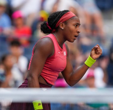 NEW YORK - SEPTEMBER 3, 2023: New York 'taki Billie Jean King Ulusal Tenis Merkezi' nde oynanan 2023 ABD Açık 'ta Danimarkalı Caroline Wozniacki' ye karşı oynanan 16 turluk maçta ABD 'li profesyonel tenisçi Coco Gauff