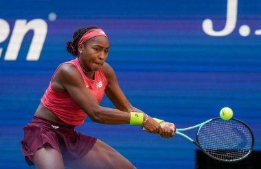 NEW YORK - SEPTEMBER 3, 2023: New York 'taki Billie Jean King Ulusal Tenis Merkezi' nde oynanan 2023 ABD Açık 'ta Danimarkalı Caroline Wozniacki' ye karşı oynanan 16 turluk maçta ABD 'li profesyonel tenisçi Coco Gauff
