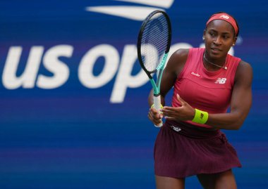 NEW YORK - SEPTEMBER 3, 2023: New York 'taki Billie Jean King Ulusal Tenis Merkezi' nde oynanan 2023 ABD Açık 'ta Danimarkalı Caroline Wozniacki' ye karşı oynanan 16 turluk maçta ABD 'li profesyonel tenisçi Coco Gauff